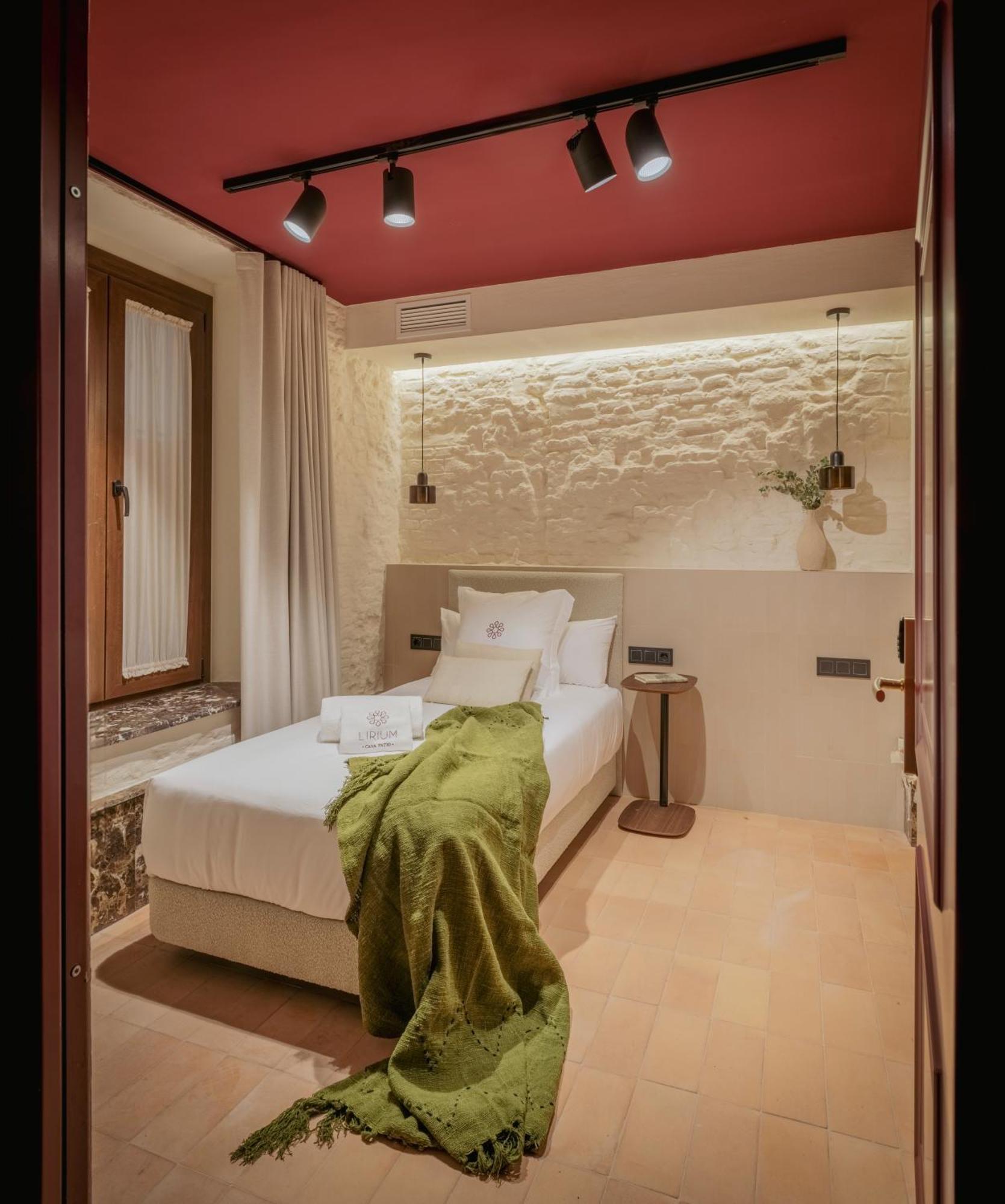 Lirium Casa Patio Hotel Seville Room photo